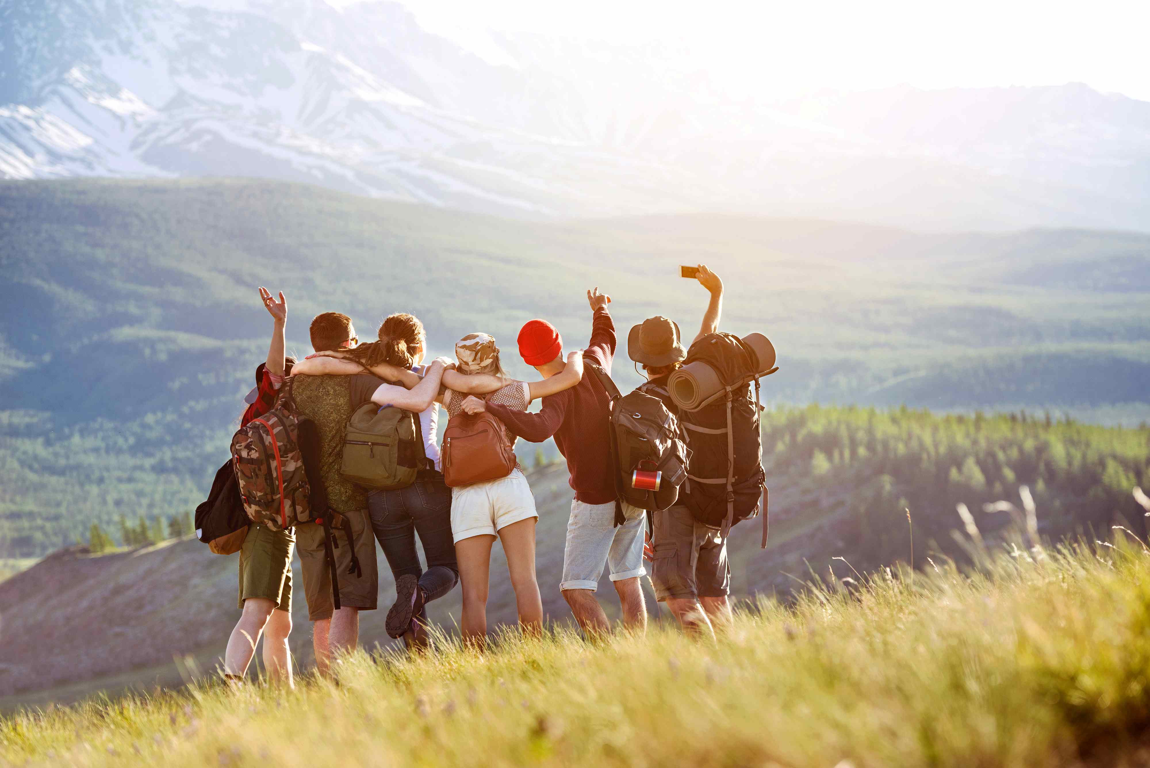 花瓣素材_快乐的游客朋友在山区自拍_111346176 (1)